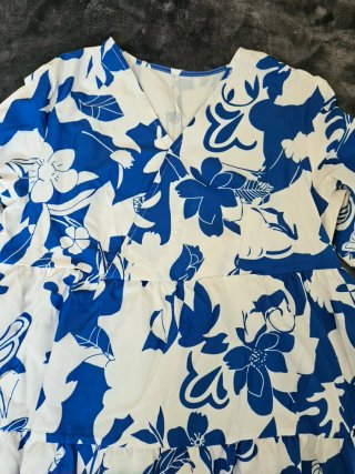 Vestido largo escalonado con estampado floral azul