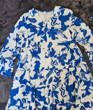 Vestido largo escalonado con estampado floral azul