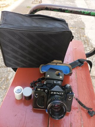 Cámara Zenit 12XP con funda y carretes