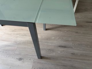 Mesa extensible cristal y metal