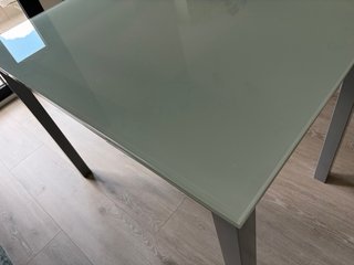 Mesa extensible cristal y metal