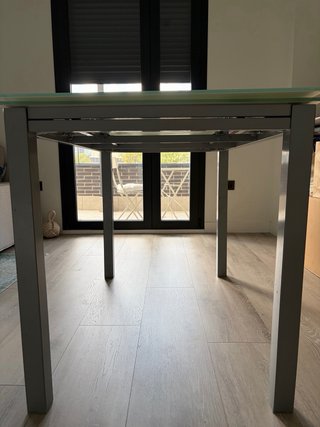 Mesa extensible cristal y metal