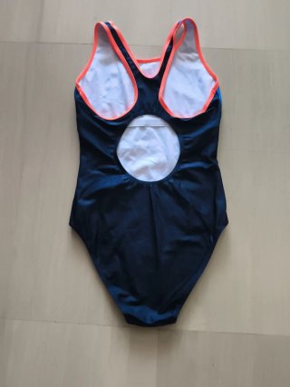 Bañador niña piscina estampado