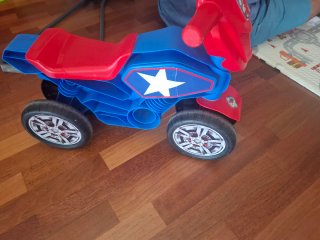 Moto de juguete azul y roja