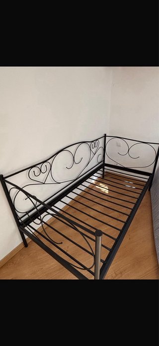 Cama de forja negra