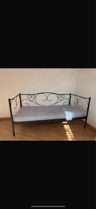 Cama de forja negra