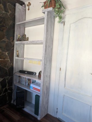 Estantería de madera maciza.