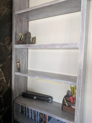 Estantería de madera maciza.
