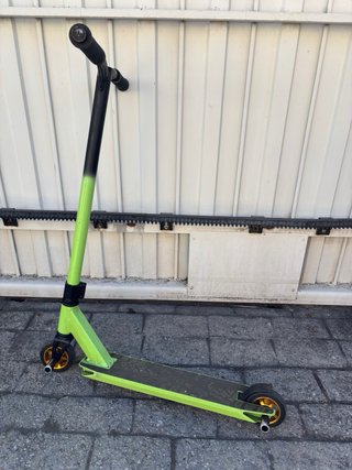 Patinete de trucos verde y negro