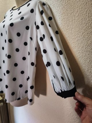 Blusa lunares blanca y negra talla M