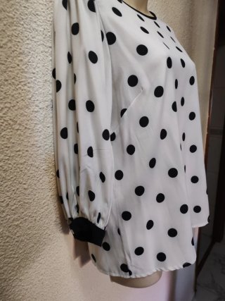 Blusa lunares blanca y negra talla M