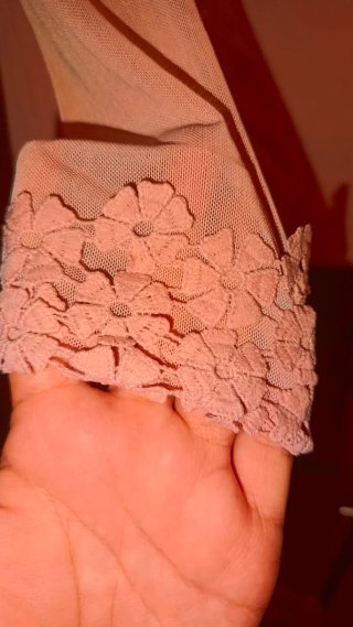 Blusa rosa de manga larga con encaje