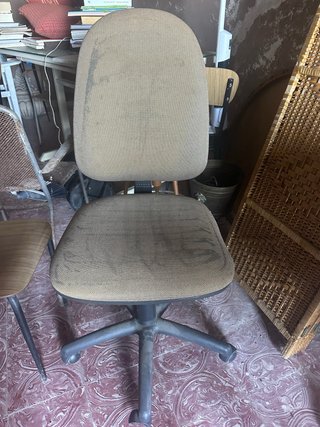 Silla de escritorio beige y gris