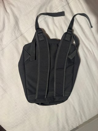 Mochila negra con bolsillos