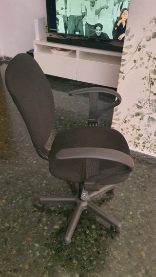 Silla de escritorio con ruedas negra