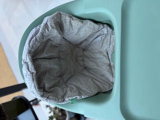 Trona Stokke verde con patas de madera y bandeja