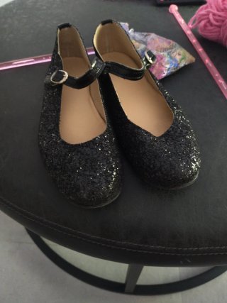 Zapatos negros brillantes con tira