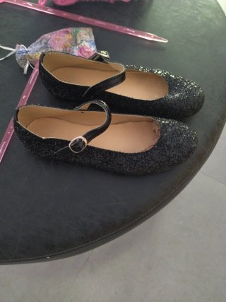 Zapatos negros brillantes con tira