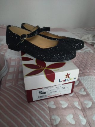 Zapatos negros brillantes con tira