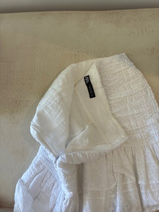 Falda Zara Blanca Bordada Volante