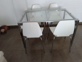 Mesa cristal extensible y 4 sillas