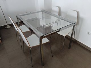 Mesa cristal extensible y 4 sillas