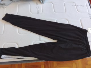 Pantalón deportivo negro con rayas blancas