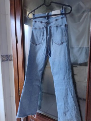 Pantalón vaquero flare azul claro Stradivarius