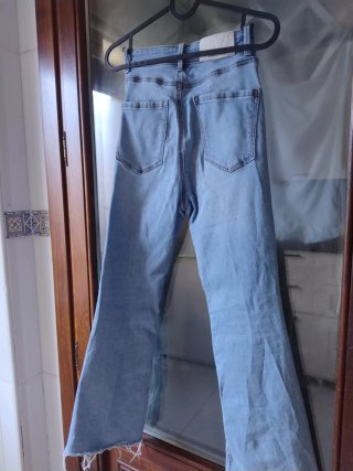 Pantalón vaquero flare azul claro Stradivarius