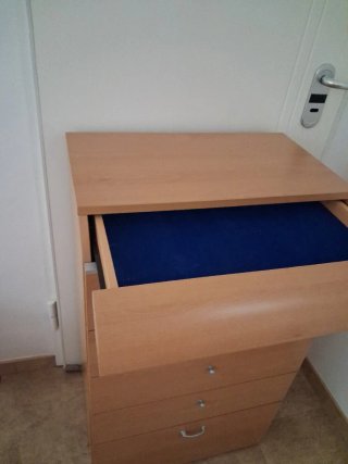 Cómoda de madera con 6 cajones.