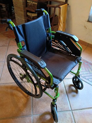 Silla de ruedas nueva y silla de baño.