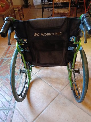 Silla de ruedas nueva y silla de baño.
