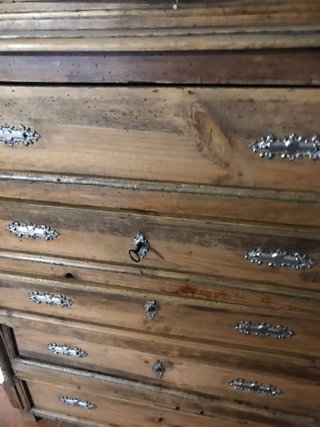 Aparador antiguo de madera y cristal