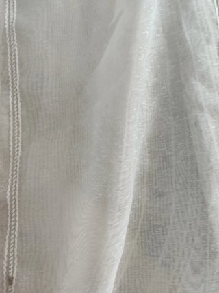 Tende beige e bianche in tessuto