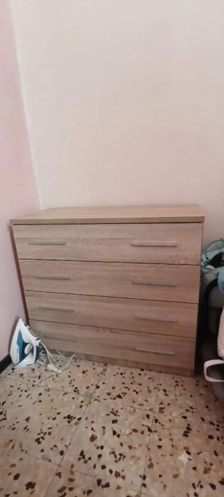 Cajonera de madera color beige y marrón