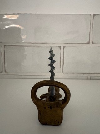 Abridor de bronce con figura de niño