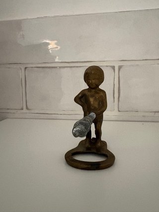 Abridor de bronce con figura de niño