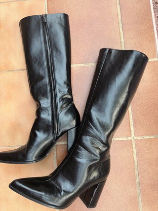 Botas altas de tacón negras