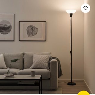 Lámpara de pie IKEA negra y blanca
