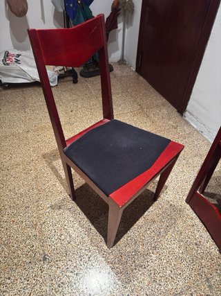 Mesa de madera antigua con 4 sillas