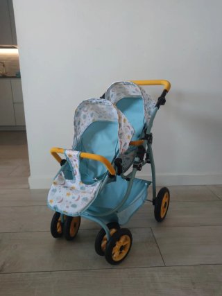 Carrito gemelar con bebés