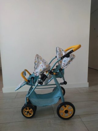 Carrito gemelar con bebés
