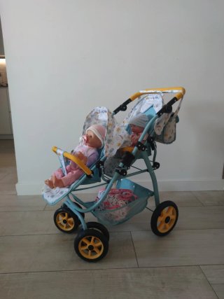 Carrito gemelar con bebés
