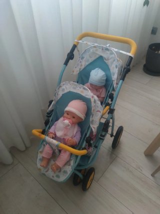Carrito gemelar con bebés