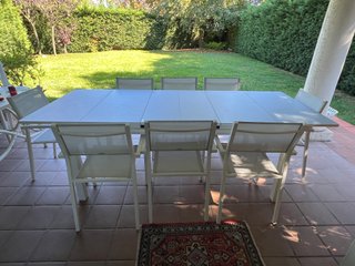 Mesa extensible NATERIAL + 8 sillas jardín blanca