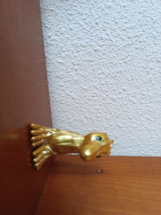 Lote 3 Juguetes: Pelota, Figura Morada y Dorada