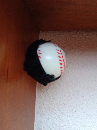 Lote 3 Juguetes: Pelota, Figura Morada y Dorada
