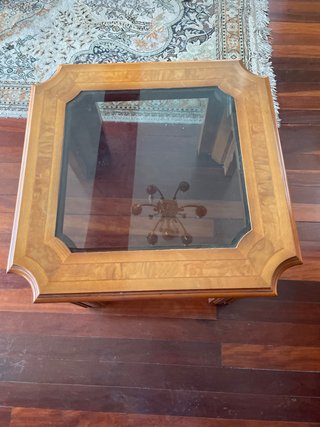 Mesilla de madera con tapa de cristal