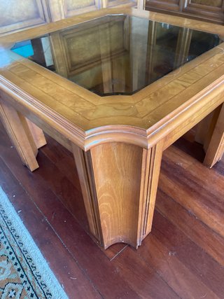 Mesilla de madera con tapa de cristal