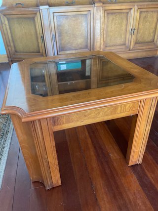 Mesilla de madera con tapa de cristal